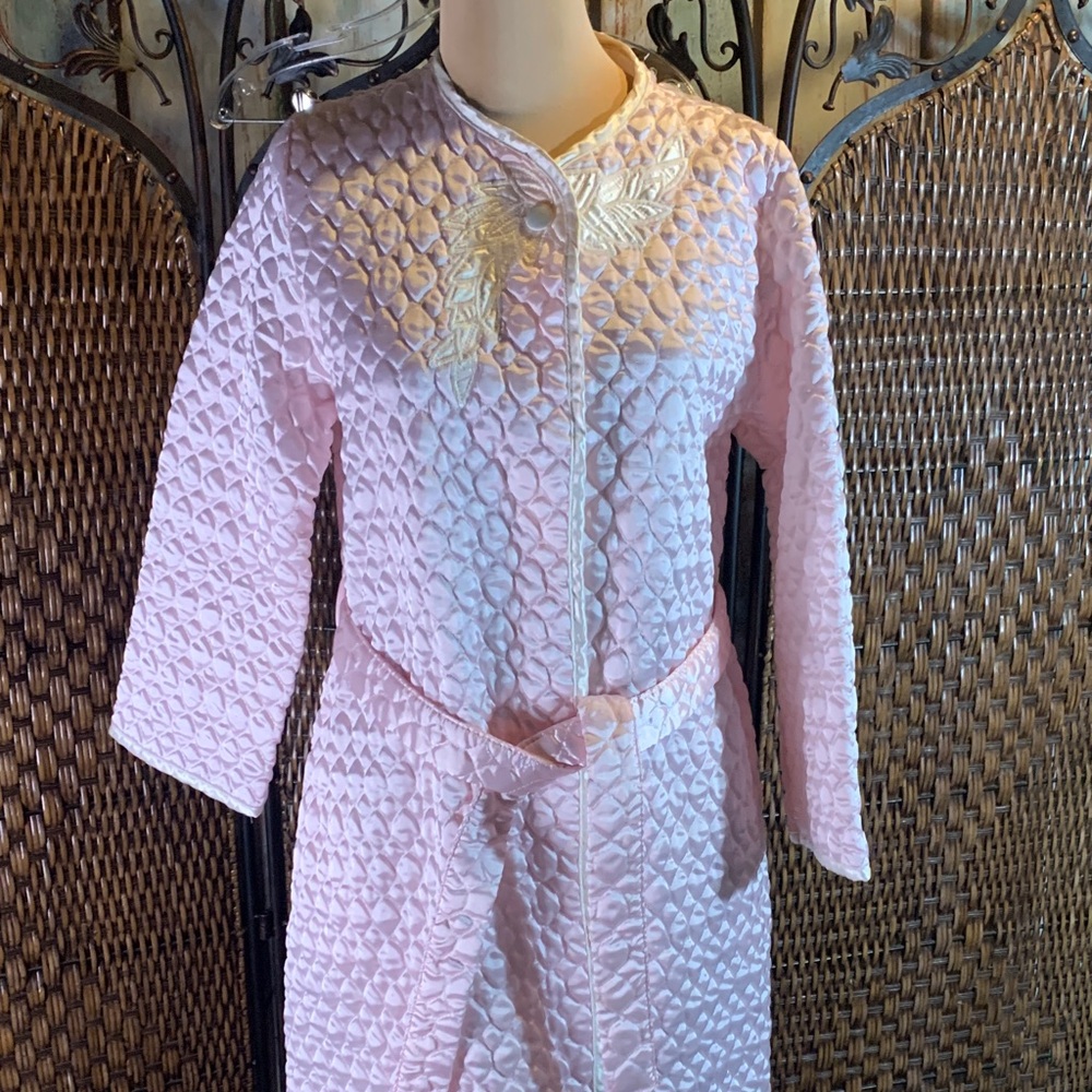 🚫SOLD🚫Vintage Appels Baby Pink Quilted Satin Robe with Appliqué on Shoulders